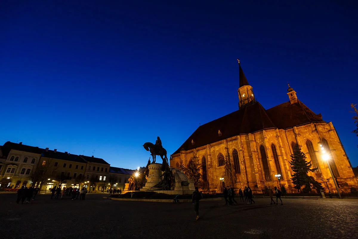 Piața Unirii din Cluj-Napoca fotografiată la apus